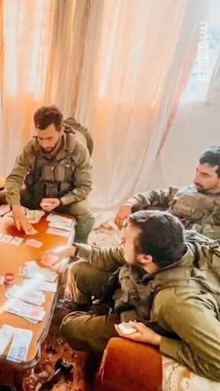 İsrail askerlerinin, Filistinlilerin evlerine el koyup paralarını çaldığı görüntüler ortaya çıktı.
