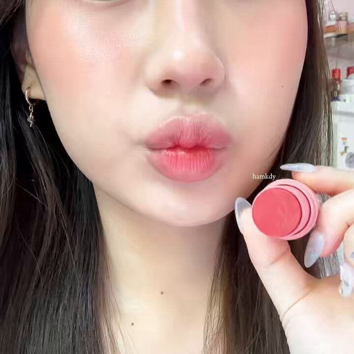 ถ้ามีเพื่อนเป็นพสจีนเกาญป จะแนะนำสิ่งนี้ไป🥹🤲🏻 ส่งคสอฝั่งไทยแล้นที่ขายดีมากในวัตสันไปสู้ sasi Kiss & Blush Stick โคตรดี แบบดีมากกกก เนื้ออย่างลื่น เกลี่ยง่าย ติดผิวทันทีไม่หาย สีชัด ฟินิชบางงงง แป้งๆ แห้งแล้วไม่ขยับเลย จาบ้า ดีมากๆๆๆๆๆๆๆๆๆ นี่ทาสี01ชมพูนัวๆ แล้วตามด้วย02 เพิ่มความแดงสุขภาพดี สวยมากจาบ้าอีกแล้ว