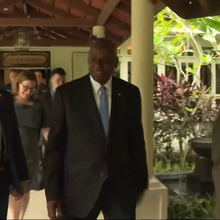 美国国防部长劳埃德·奥斯汀(Lloyd Austin)31日在新加坡参加香格里拉对话期间与中国国防部长董军会晤。五角大楼表示,奥斯汀对中国在台湾海峡的军事活动表示了担忧。 报道: