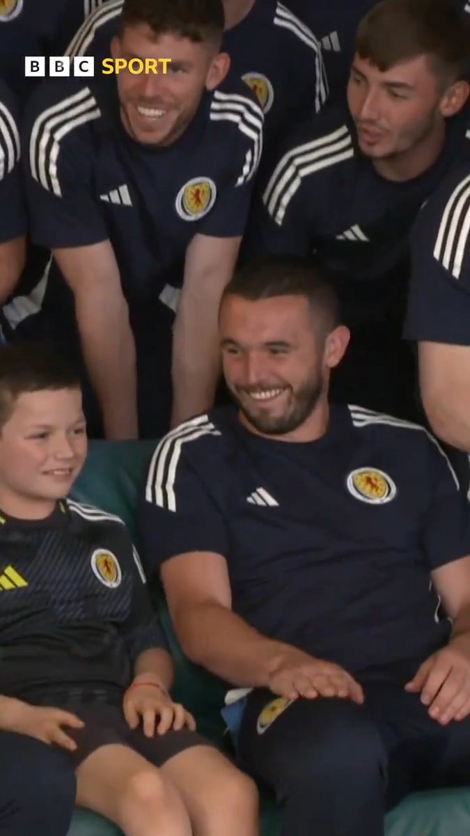 ❤️🏴 While visiting Yorkhill - the Royal Hospital for Children - the Scotland squad are asked for a song 🎶 And there's only one tune they could go for...😅 #BBCFootball