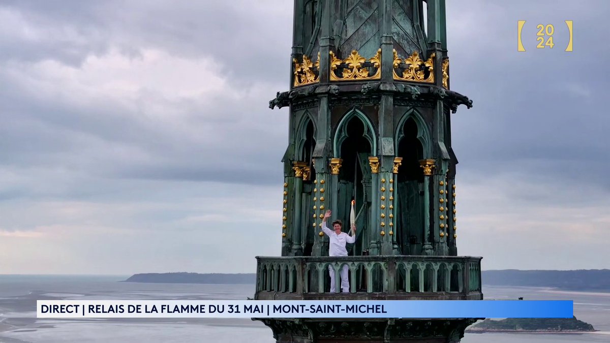🔥 #Paris2024 | Félicia Ballanger, triple championne olympique de cyclisme sur piste, porte la flamme au sommet du Mont-Saint-Michel ! ▶️ Suivez le relais de la flamme sur notre chaîne :