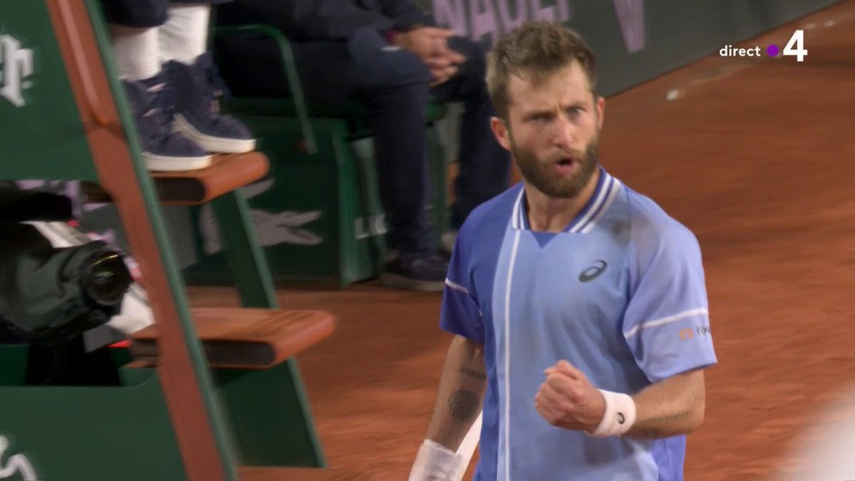 🎶QUI NE SAUTE PAS N'EST PAS MOUTET, HEY ! QUI NE SAUTE PAS N'EST PAS MOUTET, HEY ! 🎶 Quelle ambiance de fou. Enorme ! 👌😍 #rolandgarros