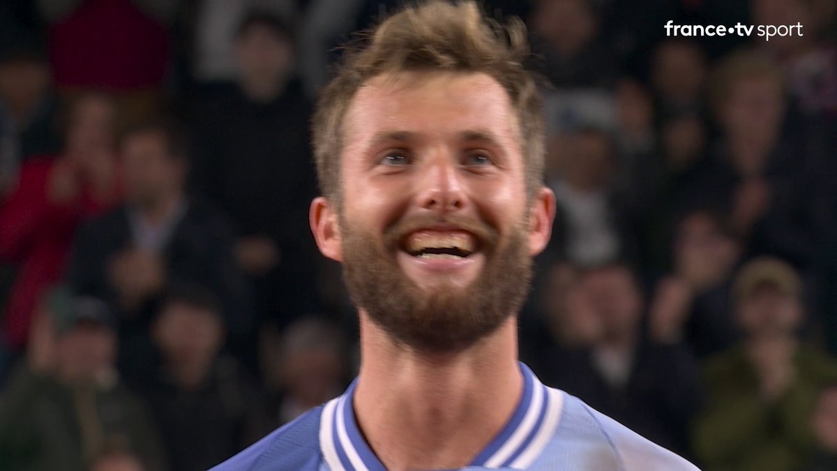 🌋 L’explosion du Court Suzanne-Lenglen pour la première qualification en 1/8 de finale de #RolandGarros pour Corentin Moutet. 🤩🇫🇷 79e mondial cette semaine, le Français fera partie des 16 derniers joueurs du tournoi. 🫡
