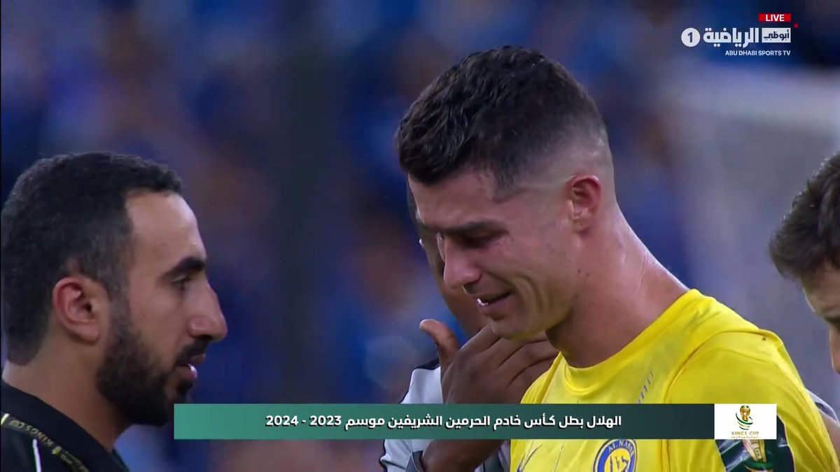 اول مره اشوف رونالدو يبكي ومتأثر للهدرجه