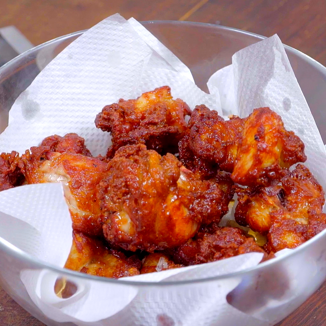 Ayam dengan cara goreng yang unik, digoreng dengan minyak dengan bawang putih yang digeprek!