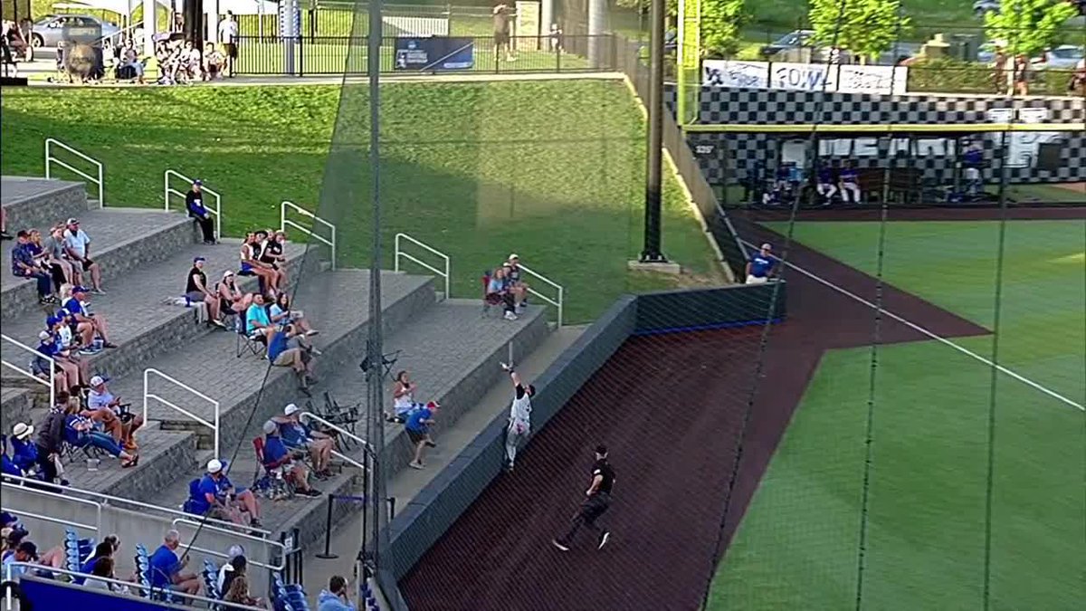 Quagliano‼️ 👀 Coltin Quagliano (Coltin Quagliano) makes the great catch up against the fence and netting in foul ground. 💻: ESPN+ #B1GBaseball x Illinois Baseball