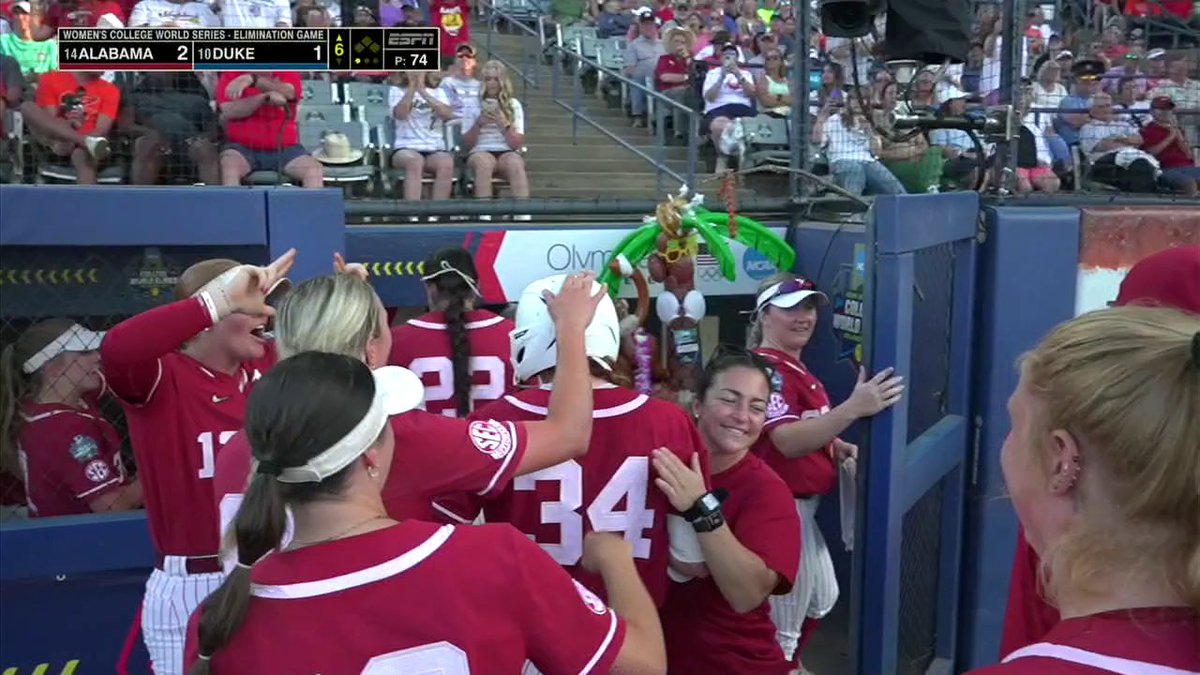 MARLIE GILES GIVES ALABAMA THE LEAD IN THE 6TH INNING 💪