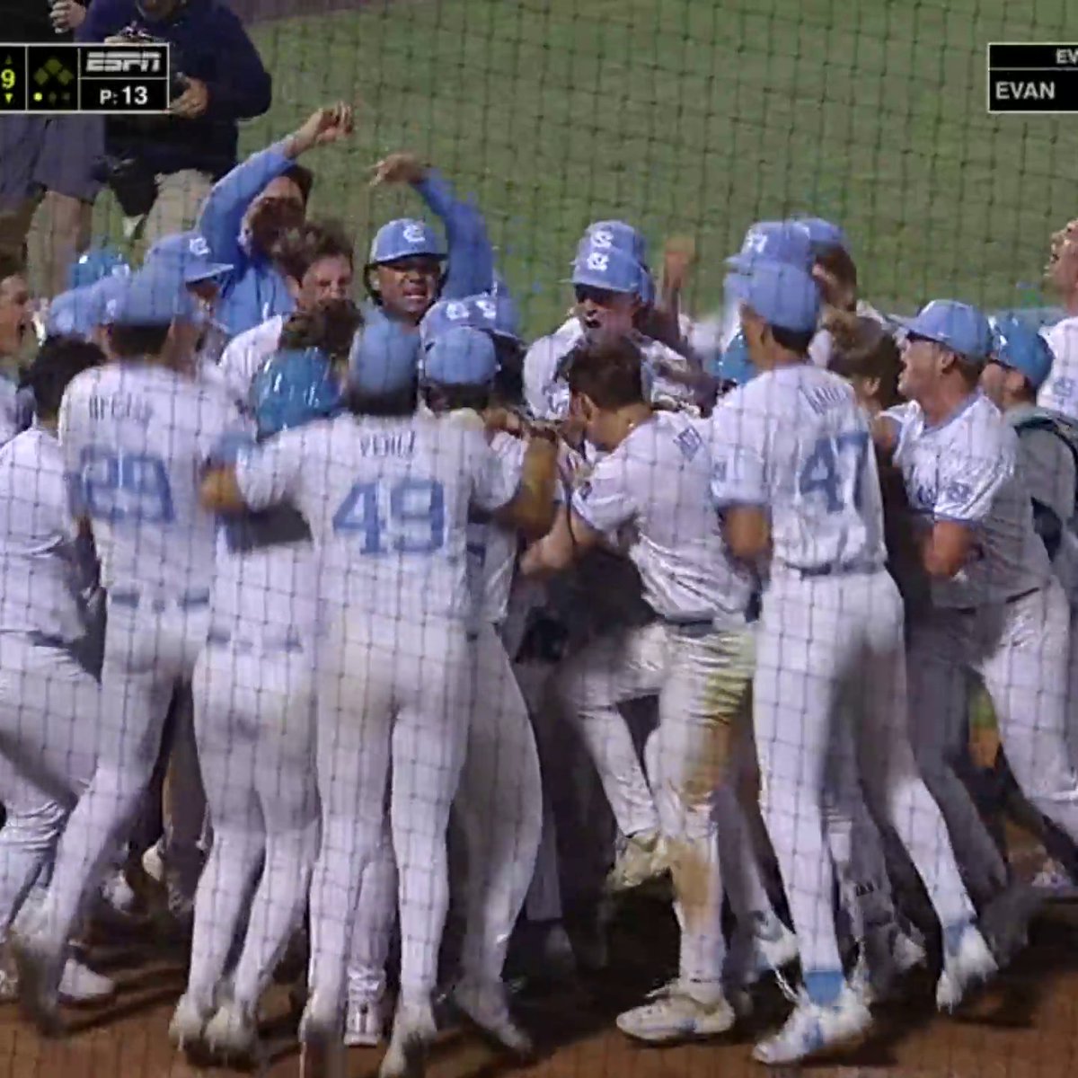 WALK-OFF GRAND SLAM FOR THE TAR HEELS 😱