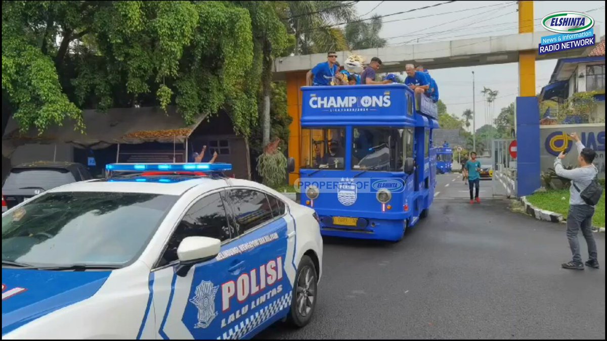 Dengan menggunakan 5 Bus Banros Tim Persib Bandung sore ini Sabtu (1/6) menggelar pawai mengitari sejumlah ruas jalan di Kota Bandung, sementara pawai dimulai dari Gerbang Tol Pasteur dan finis di halaman Gedung Sate. 🎥Ens #BeritaElshinta