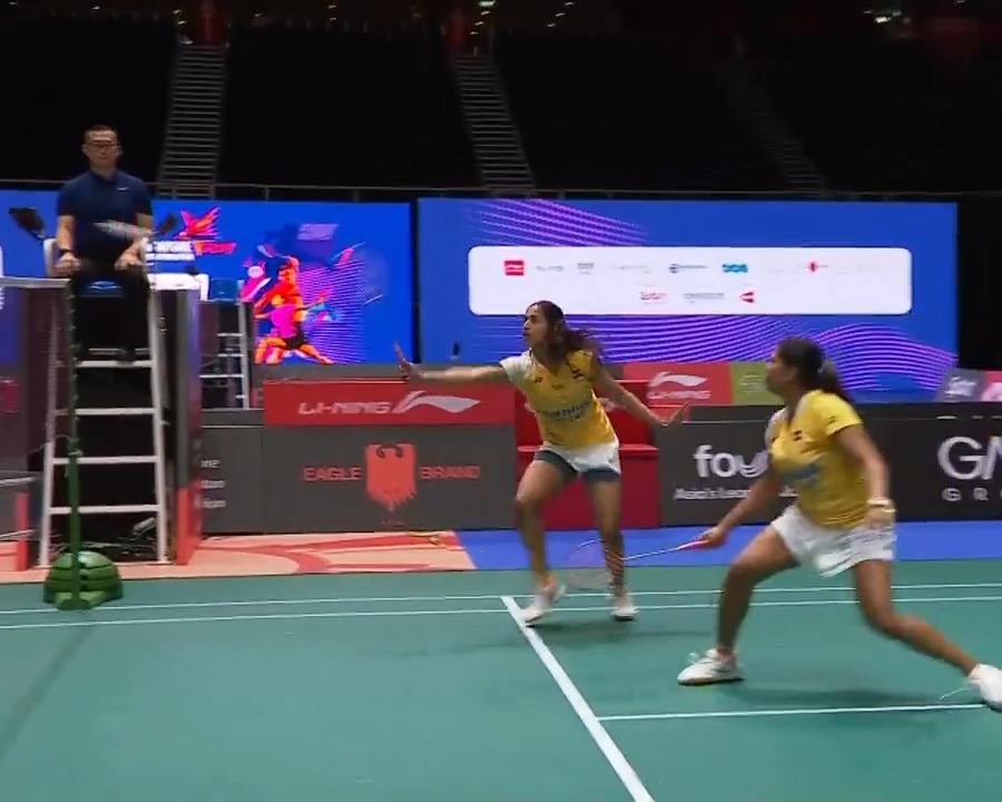 Man! This is some next level skill from Gayatri Gopichand! Changed a racquet mid-rally.