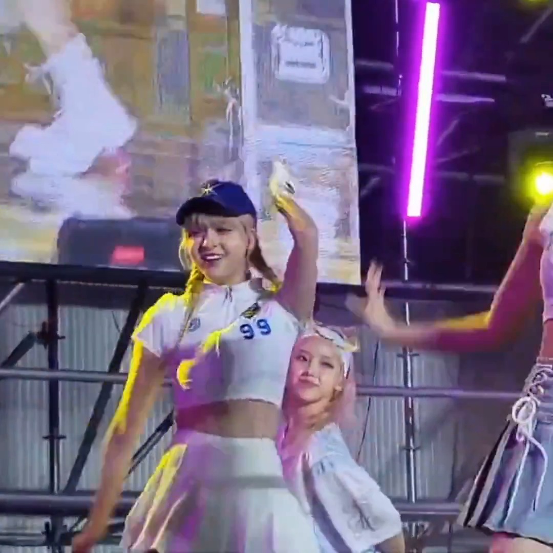 NMIXX' Lily forgot her mic, so she had to take Bae's mic to serve vocals during their stage.
