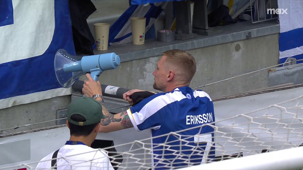 Sebastian Eriksson och hemmasupportrarna på läktaren firar segern mot Elfsborg. 🔵⚪ 📲 Se all kommande sport på vår nya streaming-hemmaplan Max, där du ser allt från Allsvenskan.