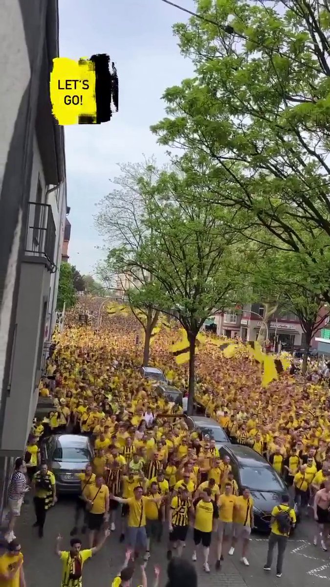 ¡ESPECTACULAR! La tremenda ola amarilla del Dortmund rumbo a la final de la #ChampionsLeague 💛🖤🔥 Vía: X / Stamford_script