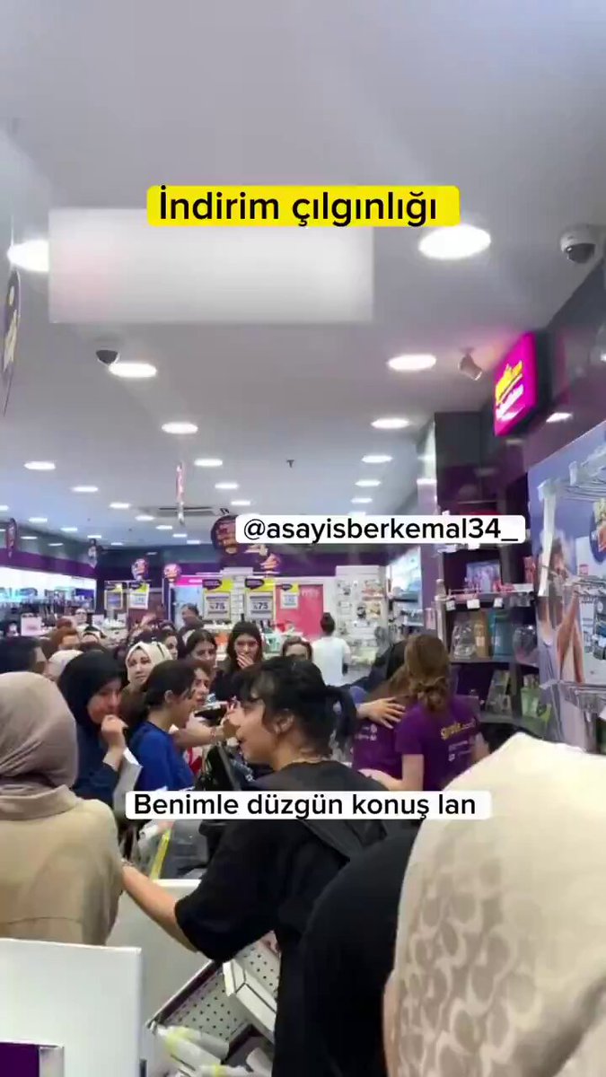 Gratis’in ülke çapındaki büyük indirimi çalışanları mağdur etti. Bir çok şubede çalışanlara saldırı ve hakaret gerçekleşirken bazı şubelerde mesai bitiminde işçiler, halsiz ve yorgun düştü.