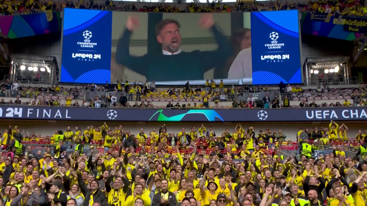 How the Dortmund fans reacted to Jürgen Klopp vs. José Mourinho 🤣 (via Football on TNT Sports)