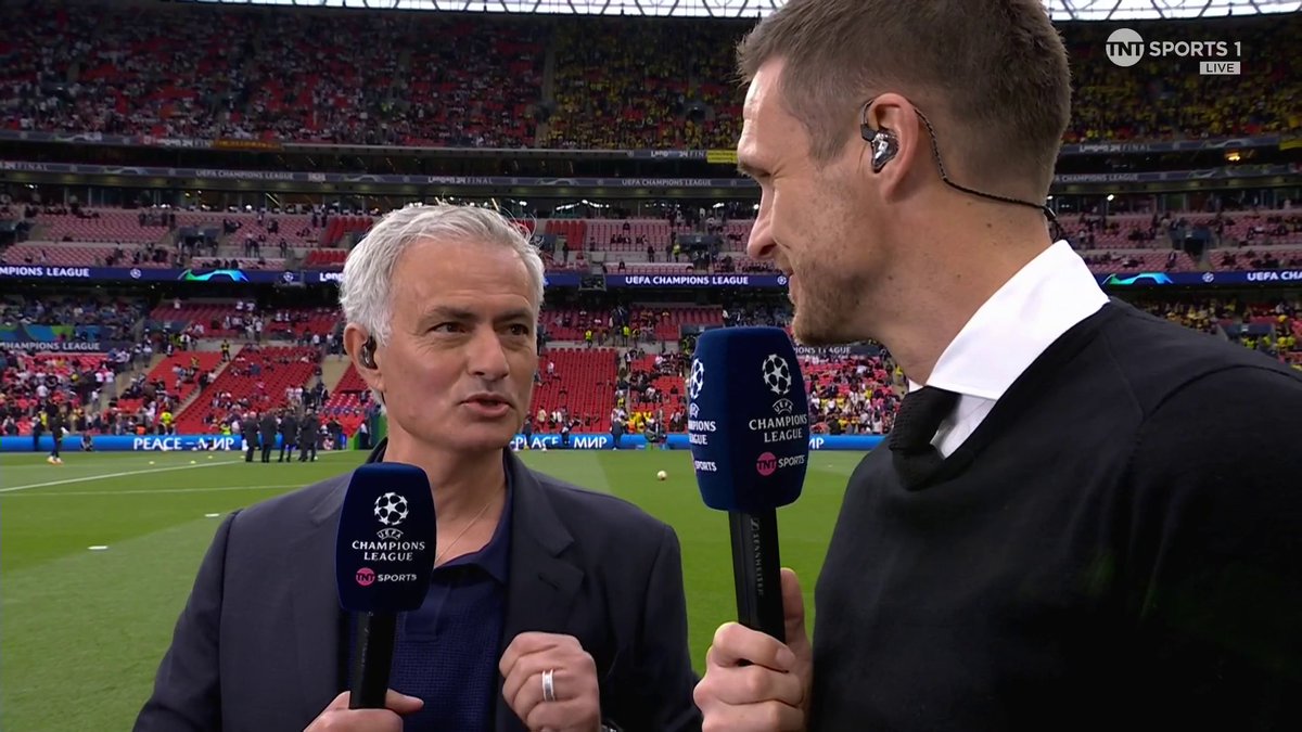 "Are you superstitious?" 👀 Jose Mourinho provides some ✨𝒈𝒐𝒐𝒅 𝒐𝒎𝒆𝒏𝒔✨ for Borussia Dortmund sporting director, Sebastian Kehl 📺 Watch the #UCLfinal on TNT Sports & discovery+ UK | Laura Woods | Rio Ferdinand