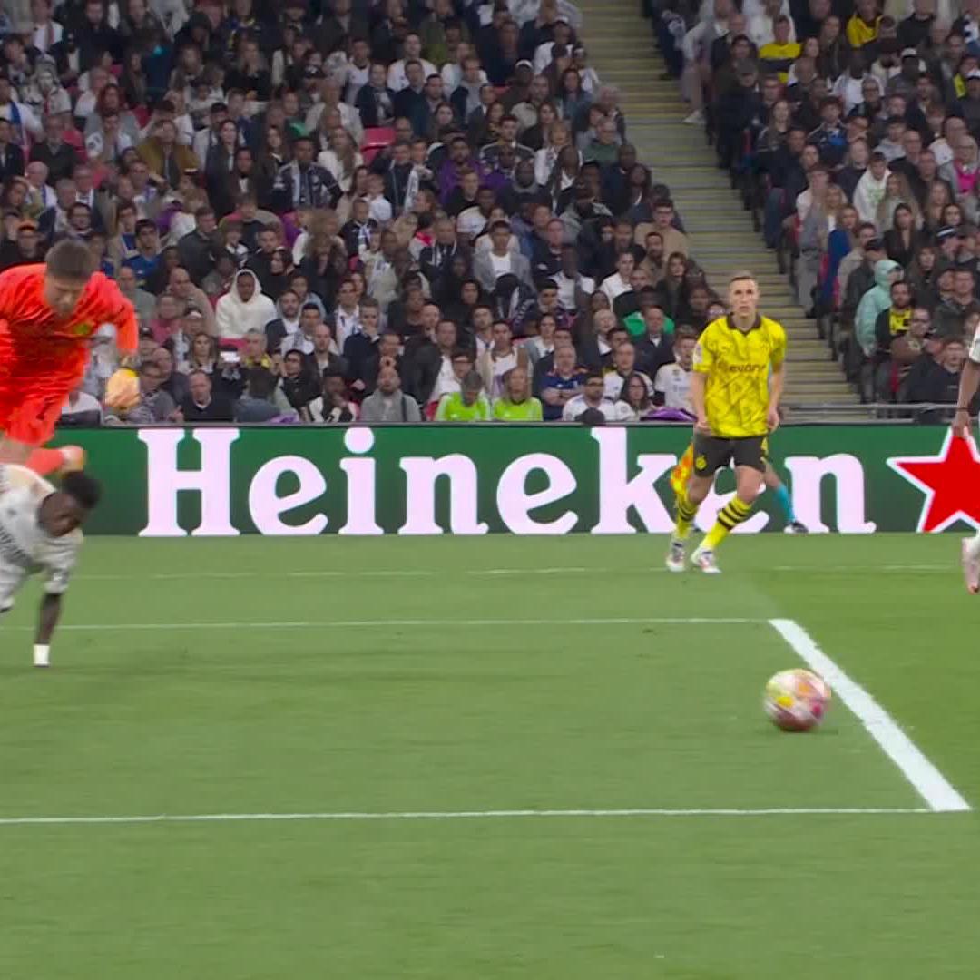 Wilde Szene im Dortmunder Fünfer - Vinicius Jr räumt Kobel ab! 😳 #DAZNmoment #UCLfinal #BVBRMA