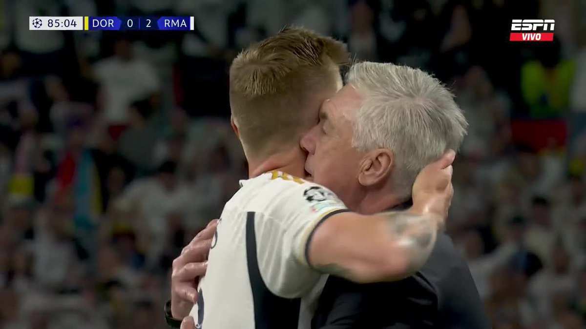 Momentazo total en Wembley. Se retira Toni Kroos en su último partido con Real Madrid, a puro euforia y saludando a los hinchas que viajaron a Londres. Qué pedazo de crack. 🇩🇪🪄