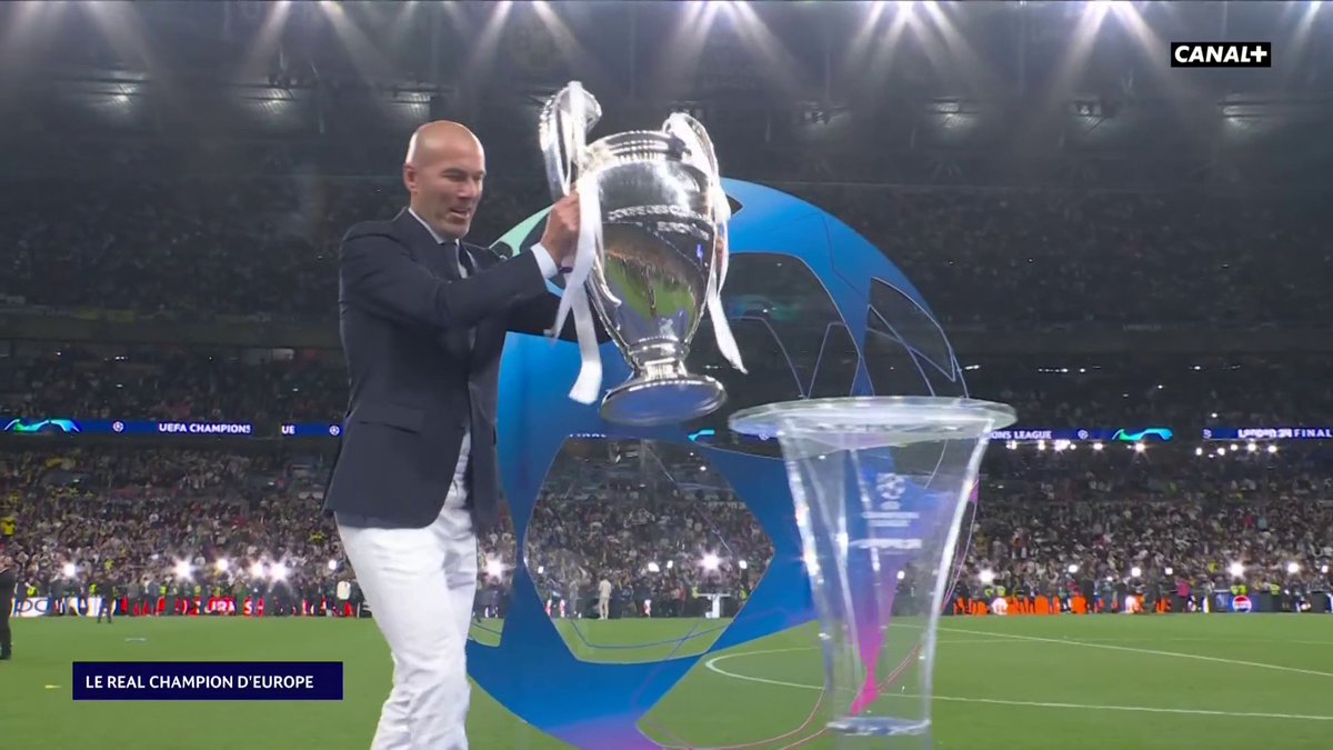 Qui d'autre que Zinédine Zidane pour remettre au Real Madrid la 15ème Ligue des champions de l'histoire du club ? 😍🏆 #BVBRMA | #UCLFinal