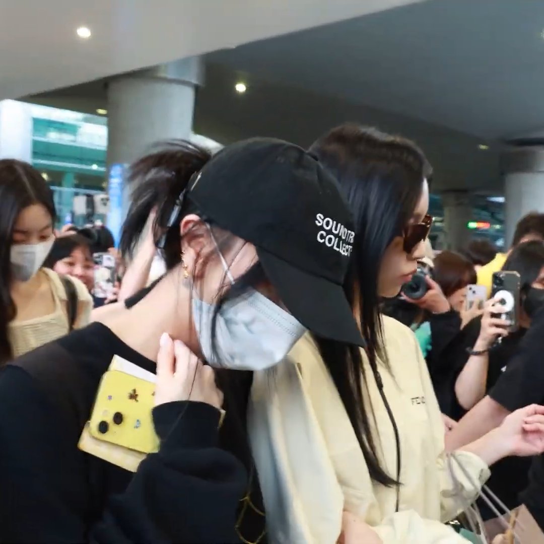 Mina and Chaeyoung walking together with their arms linked 💕