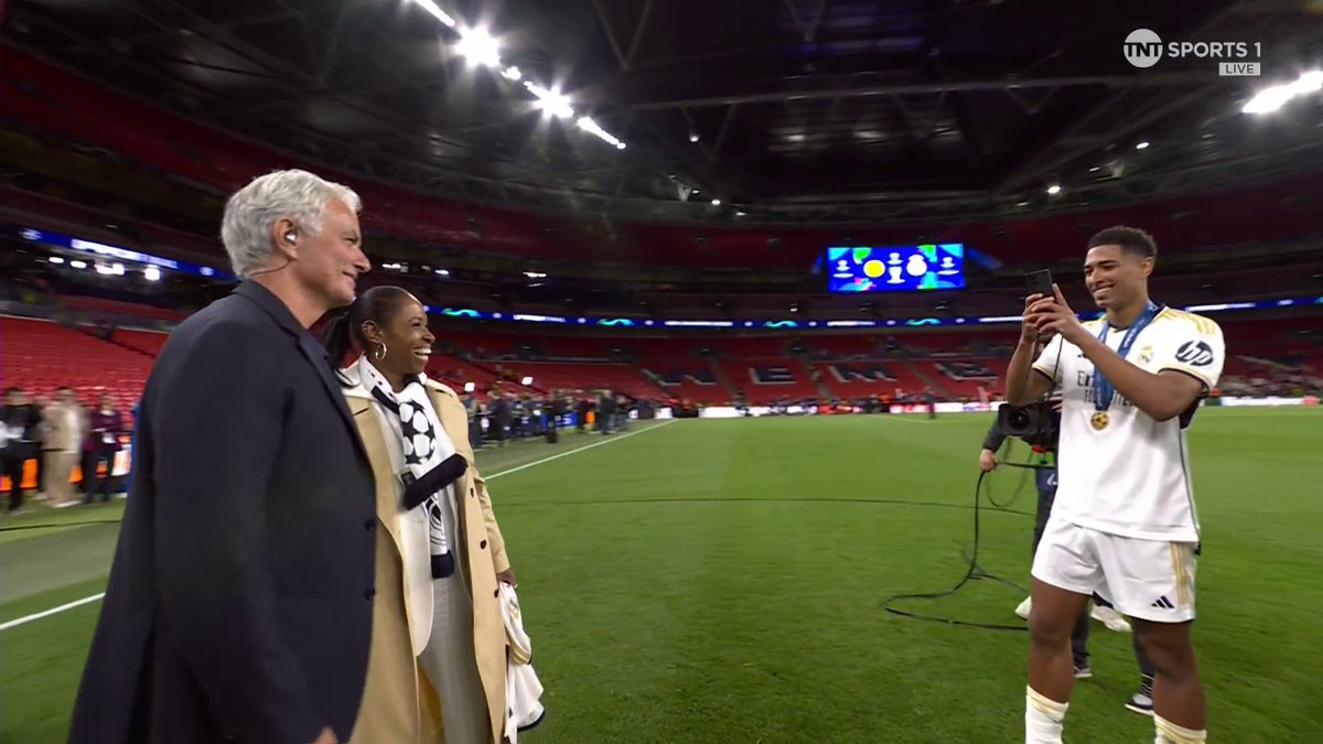 Jude Bellingham: “I asked José Mourinho for a picture with my mum, she’s fancied him for years!". 📸 Jude Bellingham takes the picture… Jose Mourinho: "Now you come to Fenerbahçe!" 💛💙