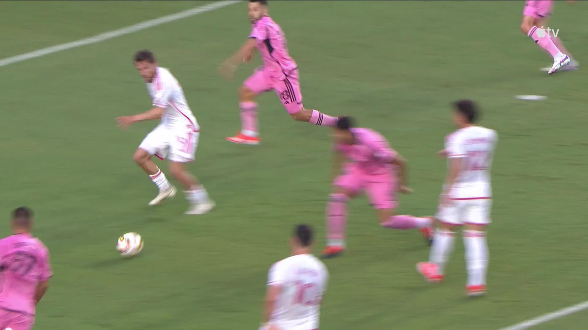 OMG 😱 What a turn into a banger for Chris Durkin! St Louis CITY SC opens the scoring against Inter Miami.