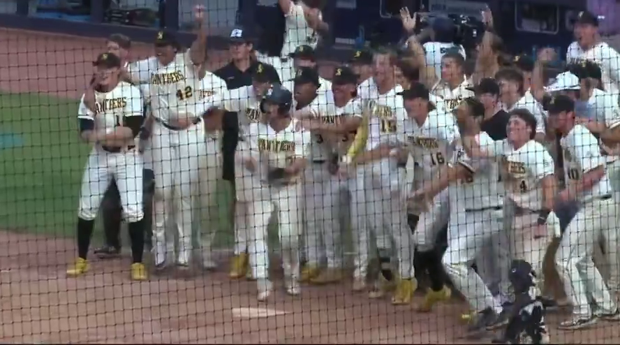 Birmingham-Southern hits a walk-off home run to stay alive in the Division III College World Series 😲 On Friday, the school officially shut down. What a story! (🎥 BSC Athletics)