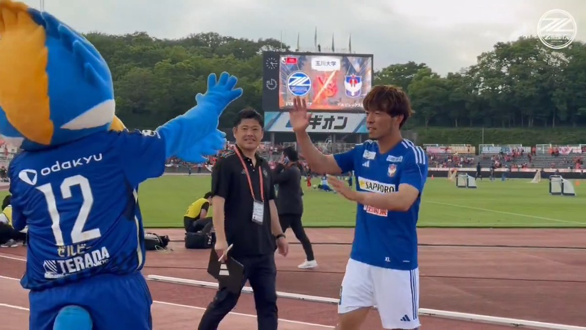 2012-2018年の7シーズン、#FC町田ゼルビア に所属した #鈴木孝司 選手が、ホームゴール裏へ👏 JFL、J3、J2を共に闘った仲間とのJ1での再会🤝 当時のユニフォームを掲げるサポーターも💙 挨拶を終えると、待っていたのは苦楽を共にした旧友たちでした☺️ 鈴木孝司 #0601新潟 #zelvia #albirex