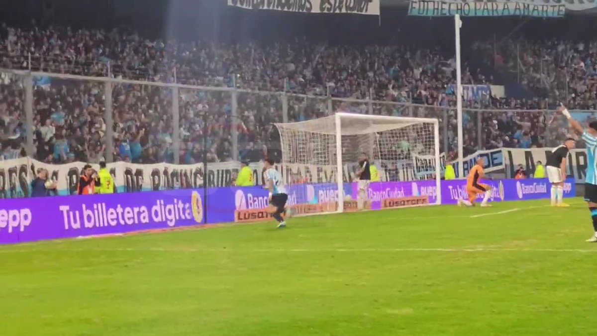 Es hipnótico boludo. El silencio apenas la pelota toca el área, la explosión cuando entra. El futbol es el mejor deporte de la historia. Vamos Racing, seguimos