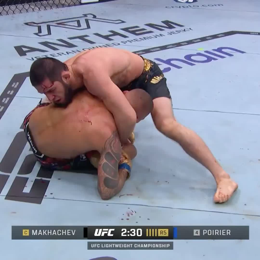 LO TERMINAAA❗️Makhachev Islam somete a Dustin Poirier en el round definitivo #UFC302