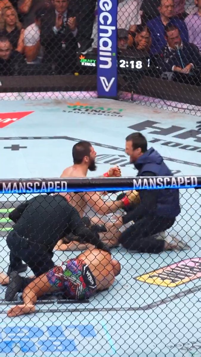 DOG PILE IN THE OCTAGON 🚨 The corner of Makhachev Islam was PUMPED after his win at #UFC302