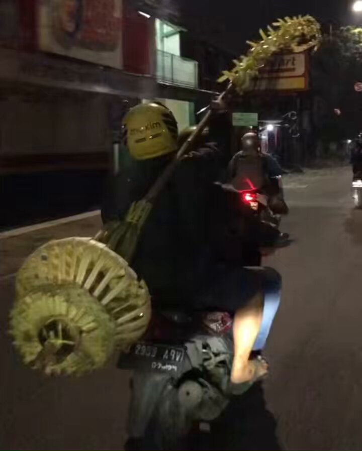 Teu meunang kamu na, janur na ku aing bawa. 😂😂🫵🫵