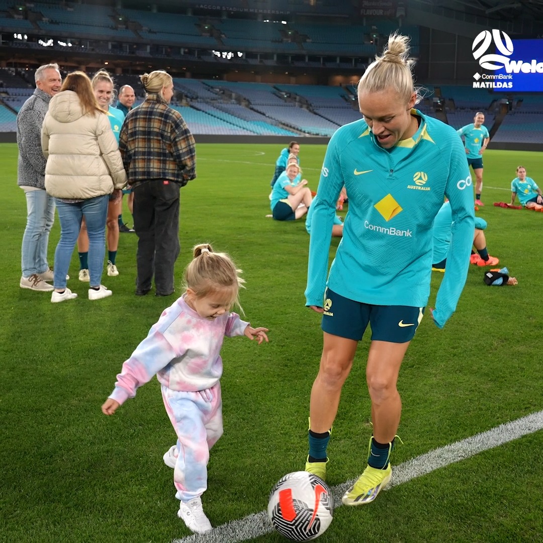 Hearts so full! 🥰 We had a couple of special visitors at our MD-1 session today, with our families coming to watch us train! 🇦🇺 v 🇨🇳 3.06.24 - Accor Stadium 📺💻📱: 10 Football #Matildas #TilitsDone