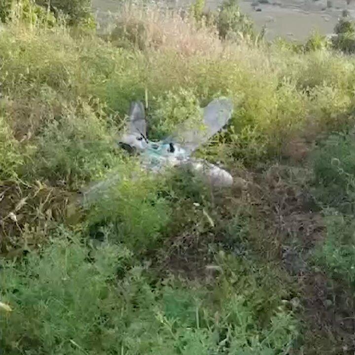 Irak'ın kuzeyinde terör örgütü PKK'ya ait İHA düşürüldü 📍 Pençe-Kilit operasyon bölgesinin güneyinde kalan Amedi yerleşiminde PKK terör örgütünün daha önce kullandığı tespit edilen X-UAV Talon İHA düşürüldü. PKK'nın İHA denemeleri başarısızlıkla sonuçlanıyor PKK terör örgütünün daha önce bu tip İHA/drone denemeleri gerçekleştirdiği ve başarısız sonuç aldığı biliniyor. Görüntülerde daha önceki İHA/drone saldırılarına kıyasla yeni alıcı anten sistemi entegre edildiği görüldü. Terör örgütünün İHA/drone geliştirmek için hangi ülke veya gruplardan destek aldığı ise merak ediliyor.