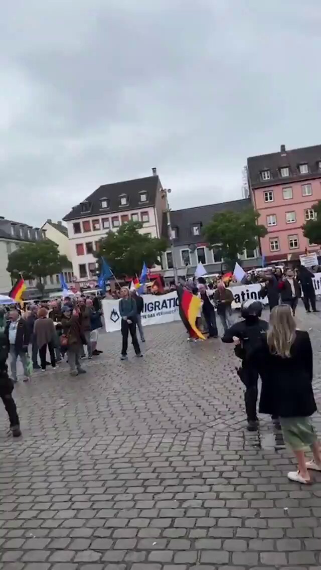 Natürlich fällt den woken Allmans nach der islamistischen Attacke in #Mannheim, bei der ein Polizist so schwer verletzt wurde, dass für ihn kaum noch Hoffnung besteht, nichts besseres ein als gegen Rechts zu demonstrieren. Dieses Land ist verloren.