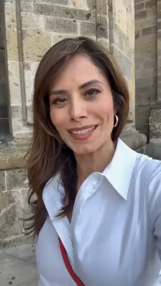 La guerra sucia está desatada, al grado de que hackearon mi teléfono, pero tú ya sabes el antídoto: la verdad y la fuerza de las y los tapatíos. Ayúdame a compartir este video y a informarle a tu familia que las llamadas, mensajes, audios y demás cosas que están llegándoles, NO son de nosotros. Que ejerzan libremente su voto.