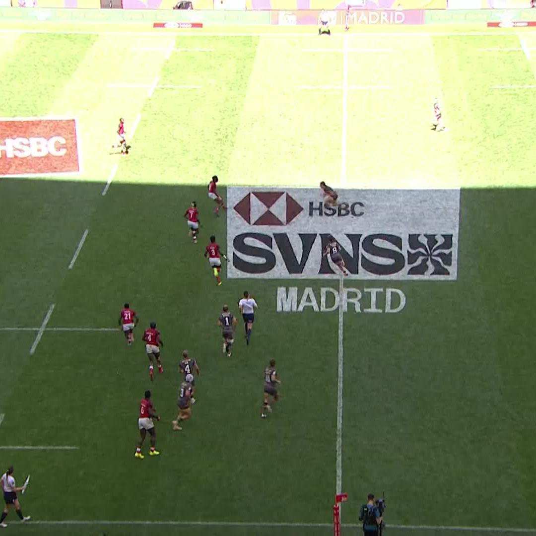 The try 😲, the celebration 🔥 Kenya-corner is bouncing as George Ooro Angeyo runs in a crucial score 🇰🇪 #HSBCSVNS | #HSBCSVNSMAD