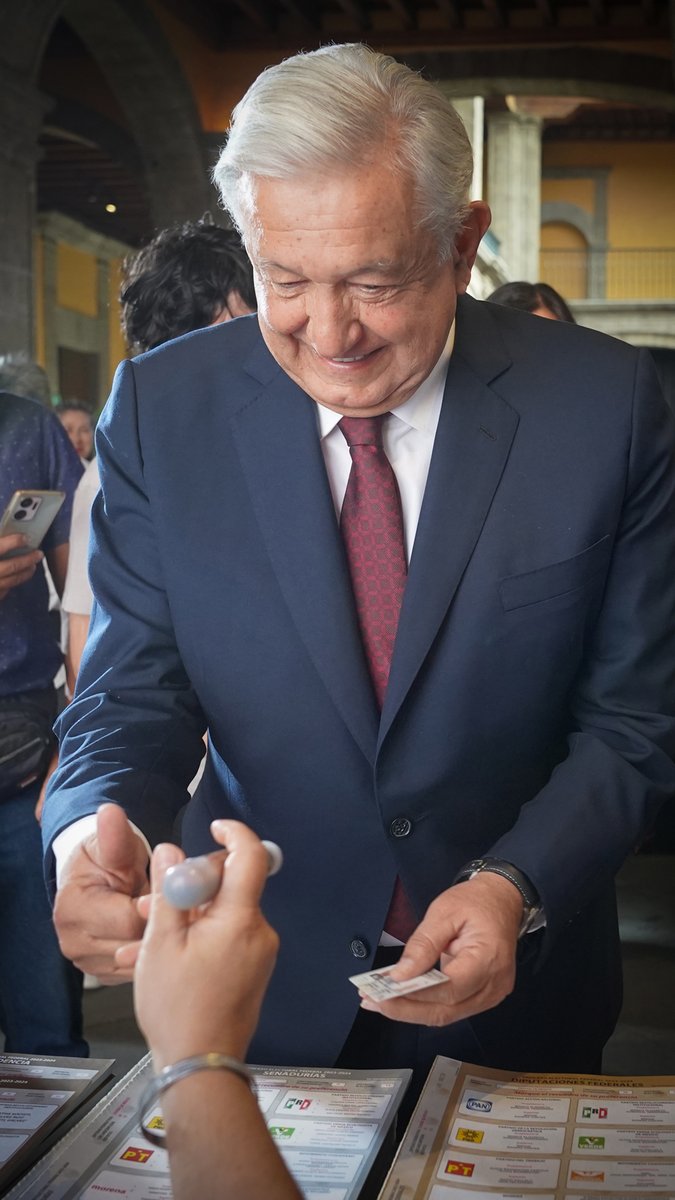 En la democracia verdadera es el pueblo el que manda. Todo lo demás es accesorio. Hoy por la noche sabremos lo que decidieron libremente los mexicanos.