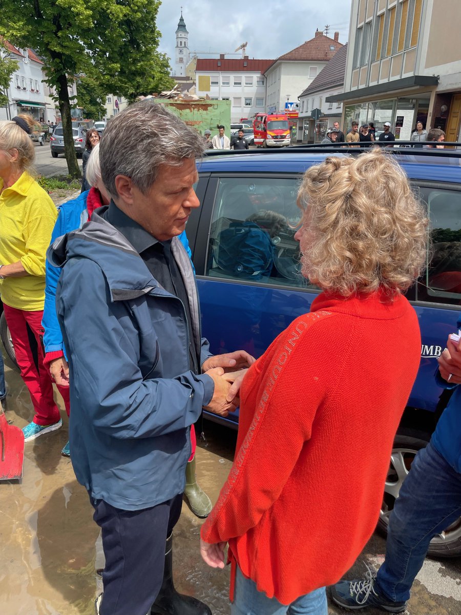 Vizekanzler Robert #Habeck unterwegs vor Ort im Hochwassergebiet in Süddeutschland.