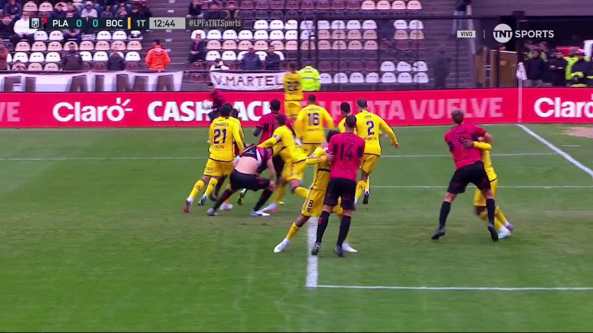 Esto era penal de Marcos Rojo.