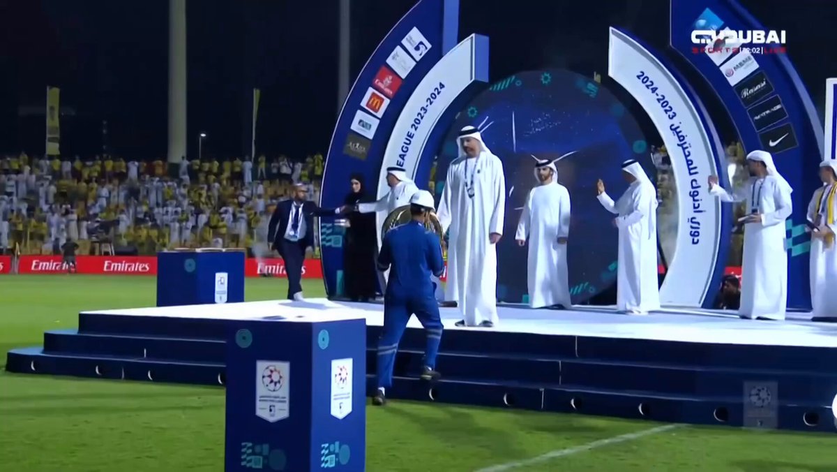 لحظات للتاريخ 🏵️🏆 سمو الشيخ أحمد بن راشد آل مكتوم رئيس نادي الوصل بحضور سمو الشيخ منصور بن محمد بن راشد آل مكتوم رئيس نادي مجلس دبي الرياضي يسلم الدرع الثامنة للفهود 💛 #الوصل_بطل_الثنائية 🏵️🏆 HH Sheikh Ahmed bin Rashid Mansoor bin Mohammed