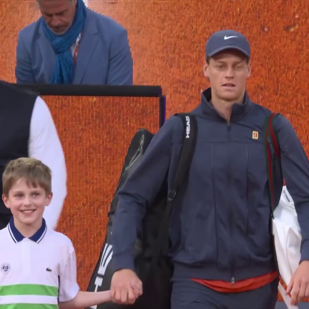 Dall'Italia: Jannik Sinner 🇮🇹 🖥️ Segui il match LIVE su Eurosport e discovery+ Italia #EurosportTENNIS #Sinner #RolandGarros