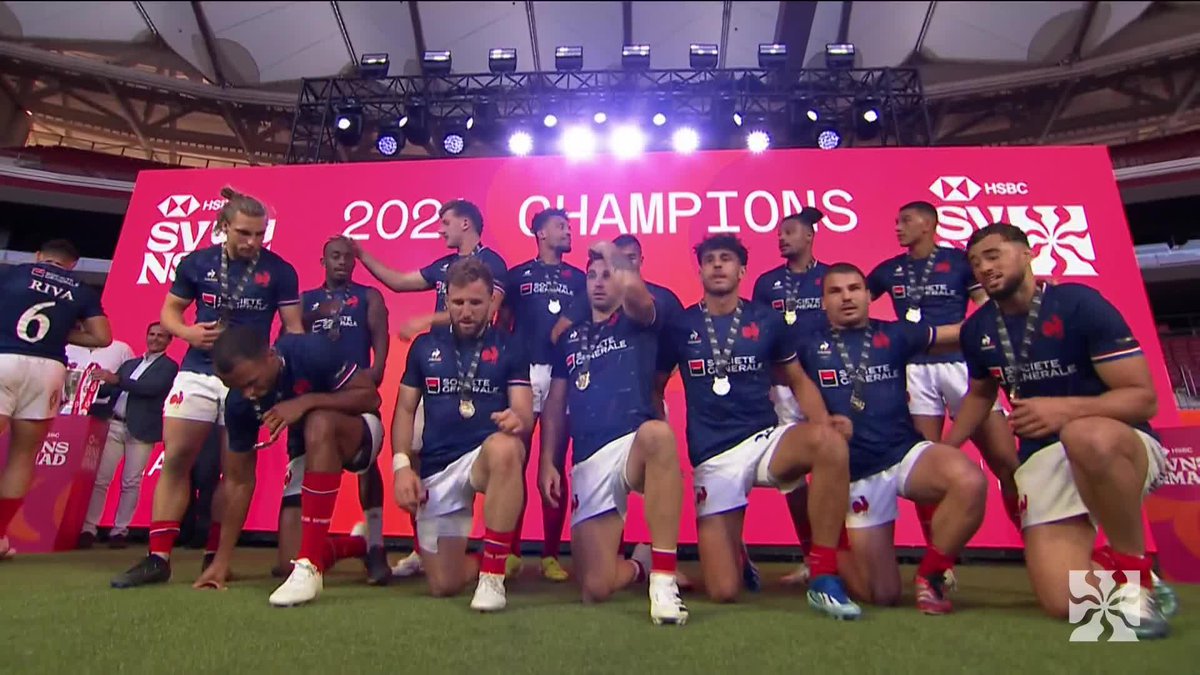 CHAMPIONS 🏆 L'image du weekend... les Bleus sur le toit du monde ! #HSBCSVNSMAD | France Rugby