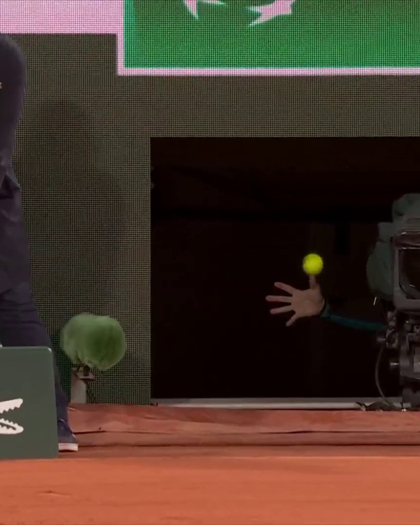 Una preghiera per il pollice del cameraman che ha provato a intercettare il rovescio lungolinea di Sinner 🙏 #EurosportTENNIS #Sinner #RolandGarros