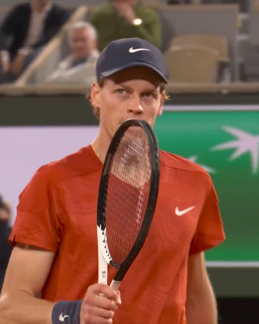 Eccolo il pugnetto di Jannik! 😁 Demi-volée al bacio di Sinner, Moutet applaude 👏 #EurosportTENNIS #Sinner #RolandGarros