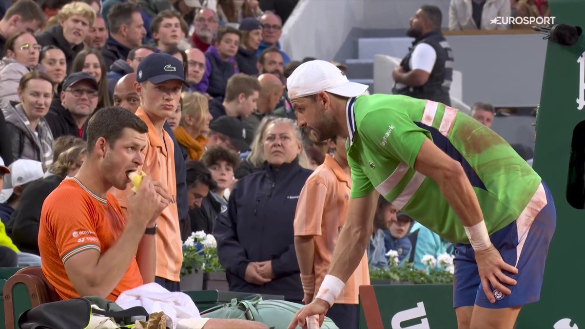 😅 Pensábamos que lo habíamos visto todo en el tenis pero... ¡Sujétame el cubata! 🙃 La 𝐬𝐮𝐫𝐫𝐞𝐚𝐥𝐢𝐬𝐭𝐚 𝐩𝐞𝐭𝐢𝐜𝐢𝐨́𝐧 de Hurkacz a Dimitrov: "¿Cambiamos a la juez de silla?" #RolandGarros | Roland-Garros