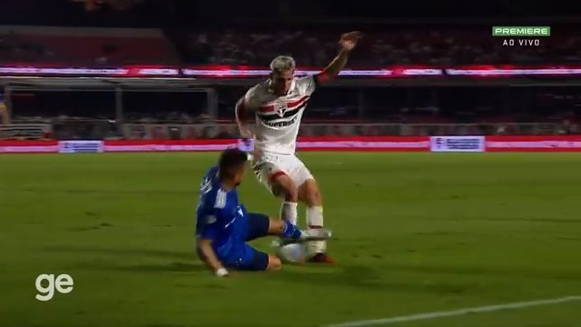 Olha essa entrada do Marlon no Calleri. Jogador do São Paulo gritou de dor. 📽️: Premiere / ge