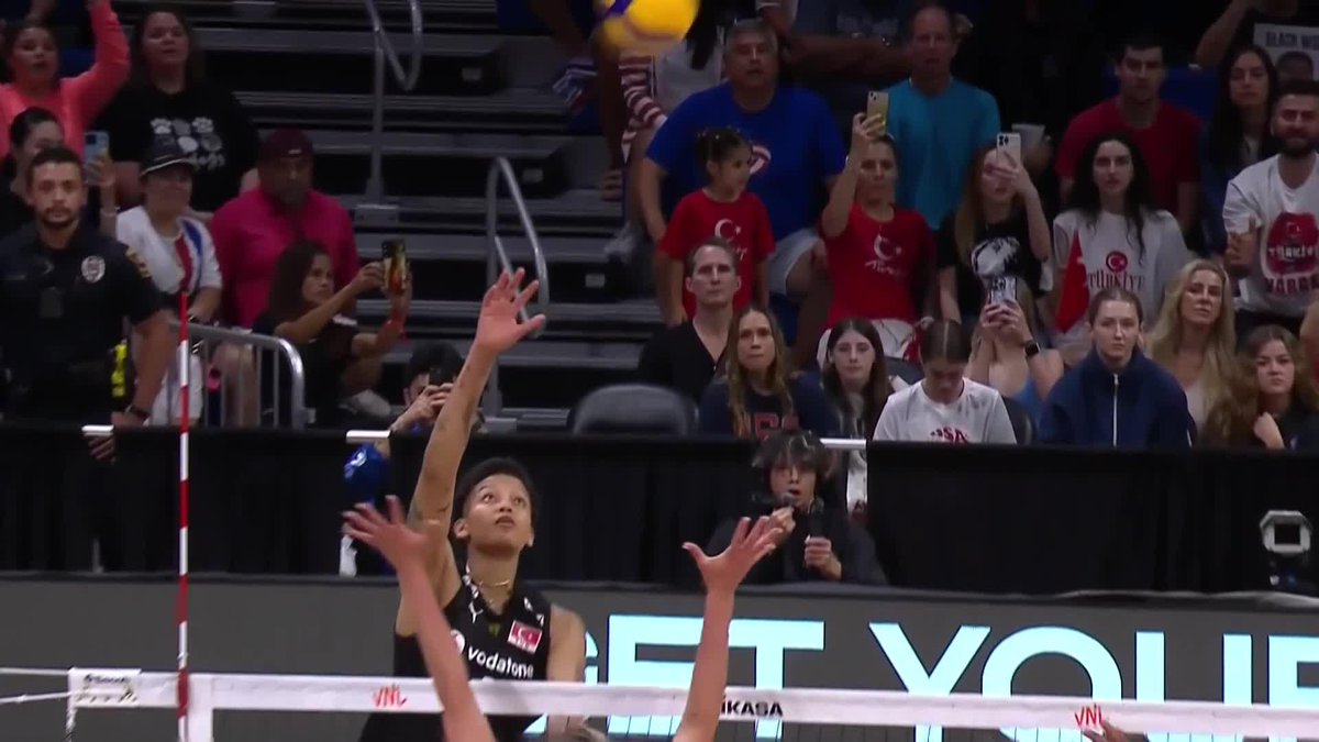 TÜRKIYE 🇹🇷 STILL #1! The defending VNL champions were put to the test against the reigning Olympic champions USA 🇺🇸, but survived a 5-set marathon match! 📺 Watch the matches on 🏐 #Volleyball #VNLArlington #FileninSultanları