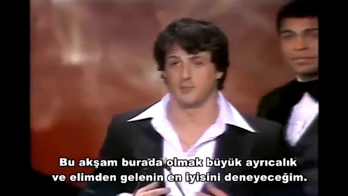1977 yılında Sylvester Stallone 3 Oscar ödülü almış "Rocky" filmiyle ilgili teşekkür konuşmasını yaparken arkadan gelen Muhammed Ali ortaya keyifli anlar çıkartıyor.