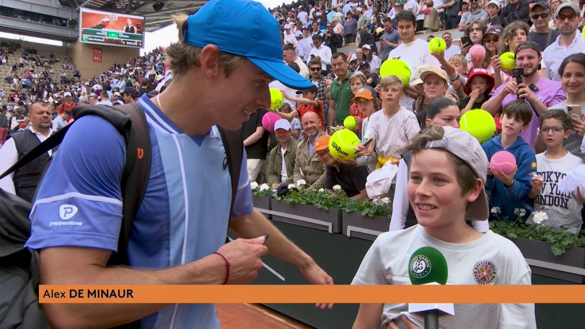 Paul vit sa meilleure vie. Les souvenirs de fou ! Depuis son match contre Struff, Alex De Minaur a trouvé son porte-bonheur. Il l'a invité pour son huitième contre Medvedev et il va le réinviter pour le quart de finale. #rolandgarros